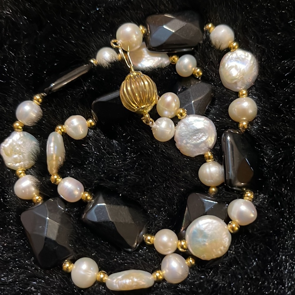 Lightly used black and white peals 17 inches choker..
